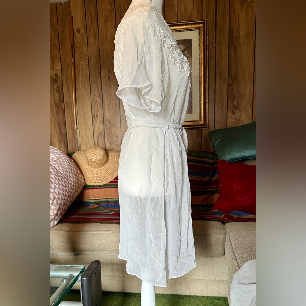Elegant White Lace Robe - Picture 10 of 13